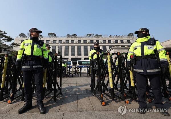 9일 윤석열 대통령에 대한 탄핵심판 선고를 앞둔 서울 종로구 헌법재판소 앞에서 경찰들이 근무를 하고 있다. 경찰은 탄핵 선고 당일 서울 시내에 기동대 192개 부대, 1만2천여명을 동원할 방침이었으나 윤 대통령 석방에 따라 추가 증원이 검토될 것으로 예상된다. /연합뉴스