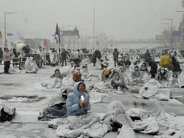 윤석열 대통령 구속을 촉구하는 집회에 참가한 정혜경 진보당 국회의원을 비롯한 이른바 '키세스 시위대'들이 눈보라를 뚫고 서울 한남동 대통령 관저 앞에서 노숙 농성을 하고 있는 모습. /정혜경 누리소통망