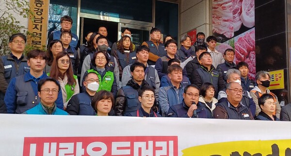 민주노총 경남지역본부가 10일 오전 창원노동회관 앞에서 윤석열 대통령 석방에 반발해 재구속, 파면 촉구 기자회견을 열었다. 이날 관계자들이 구호를 외치고 있다. /안지산 기자