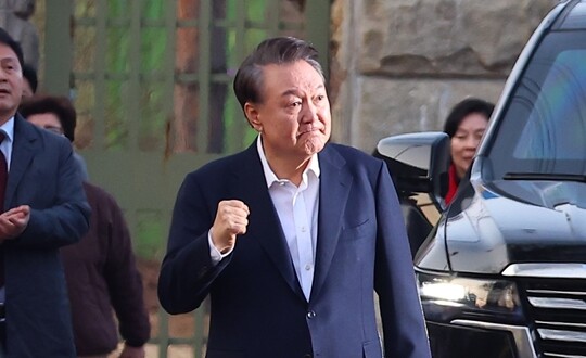 석방된 윤석열 대통령이 3월 8일 경기 의왕시 서울구치소 앞에서 지지자들에게 인사하며 주먹을 불끈 쥐어보이고 있다. /연합뉴스