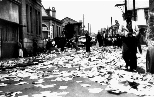 1960년 3월 15일 부정선거 당일 마산시 남성동 파출소 앞 사거리의 어수선한 모습. 땅바닥에 서류 무더기가 흩뿌려져 있다. /3.15의거기념사업회