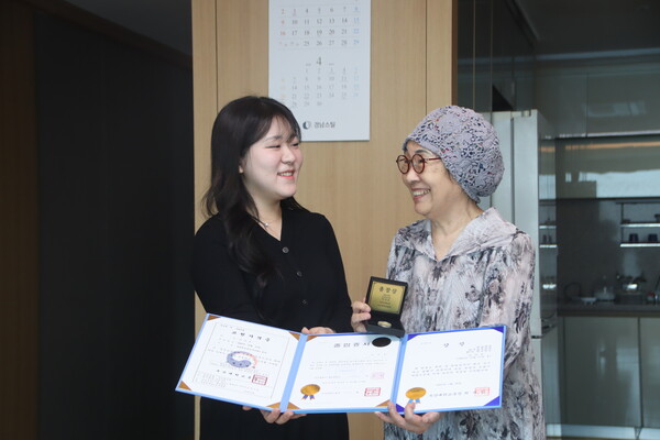 가곡전수관 푸르미르 청소년 예술단 1기 졸업생 (왼쪽) 이가은 씨와 가곡 예능보유자 조순자 명인. /백솔빈 기자