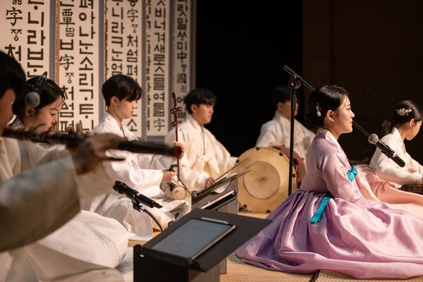 가곡전수관에서 이가은 씨가 가곡을 부르고 있다. /이가은