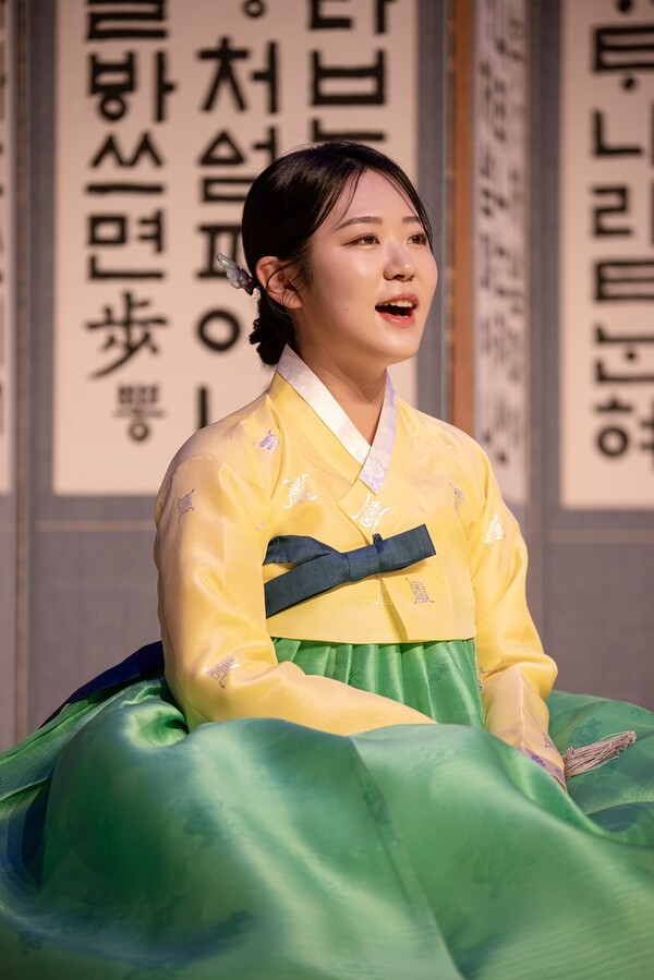 가곡전수관 무대에서 가곡을 부르고 있는 이가은 씨. 그는 가곡전수관 푸르미르 청소년 예술단 1기 졸업생이다. /이가은