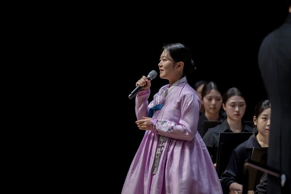 이가은 씨가 무대에서 가곡을 부르고 있다. /이가은