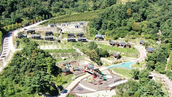 함양 대봉캠핑랜드 자연휴양림 숙박시설이 새롭게 단장해 14일부터 재개장한다. 대봉캠핑랜드 자연휴양림 모습. /함양군