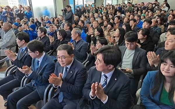 9일 열린 변광용 더불어민주당 거제시장 재선거 후보 선거사무소 개소식에 김경수 전 경남지사와 이학영 국회 부의장, 허성무 국회의원 등 주요 내빈을 비롯한 참석자들이 사무실에 가득 들어 차 있다. /변광용 후보 선거사무소