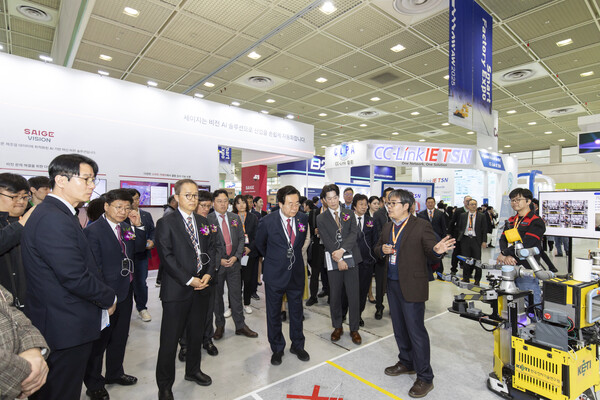 박상웅 국회의원이 12일 서울 코엑스에서 열린 '2025년 스마트공장·자동화산업전'에 국회 대표 자격으로 참가해 부스를 둘러보고 전문가 설명을 듣고 있다. /박상웅 의원실