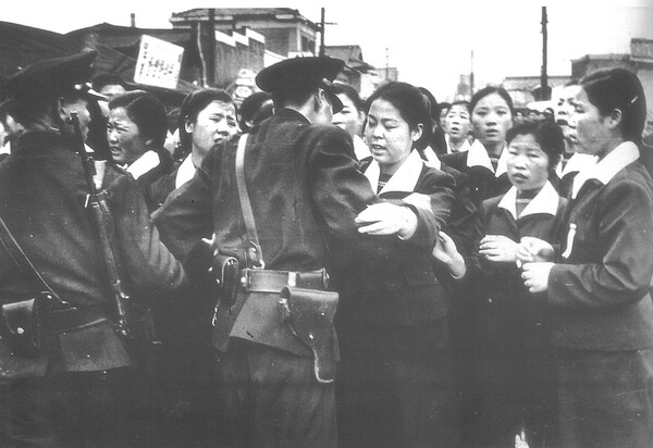 경찰들이 3·15의거 당시 성지여자고등학교 학생들의 시위를 원천봉쇄하기 위해 강력한 저지선을 펼쳐 학생들의 행진을 막고 있는 모습이다. /진실화해위원회