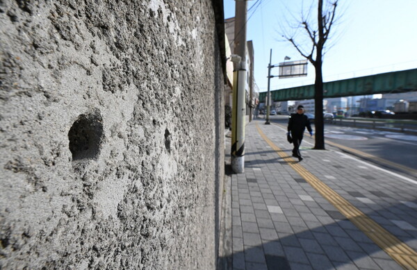 1960년 이승만 자유당 정권의 부정선거에 항거한 시위대가 3월 15일 밤 무학초등학교 앞에 집결해 마산시청으로 진입을 시도하자 경찰이 시위 군중을 향해 무차별 실탄 사격을 가했다. 수많은 총탄 자국이 있었던 담장은 2014년 복원됐다. /김구연 기자