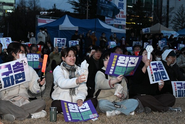 '내란우두머리 윤석열 파면 구속'시민대회가 14일 오후 창원시청광장에서 열렸다. /김구연 기자