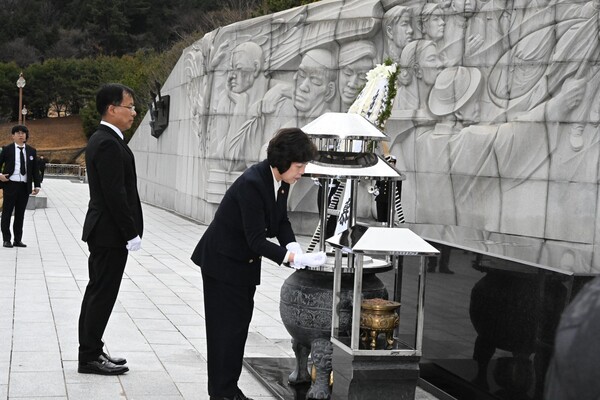 강정애(맨 오른쪽) 국가보훈부 장관이 제65주년 3·15의거 기념식이 열린 15일 오전 11시 창원시 마산회원구 국립3·15민주묘지에서 분향하고 있다. /김구연 기자