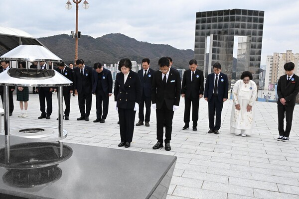 .강정애 국가보훈부 장관을 비롯해 박완수 경남도지사, 홍남표 창원시장, 주임환 3.15의거기념사업회장 등이 참배하고 있다. /김구연 기자 