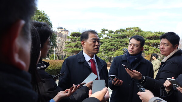 남상권(가운데) 변호사가 취재진을 상대로 발언하고 있다. /최환석 기자