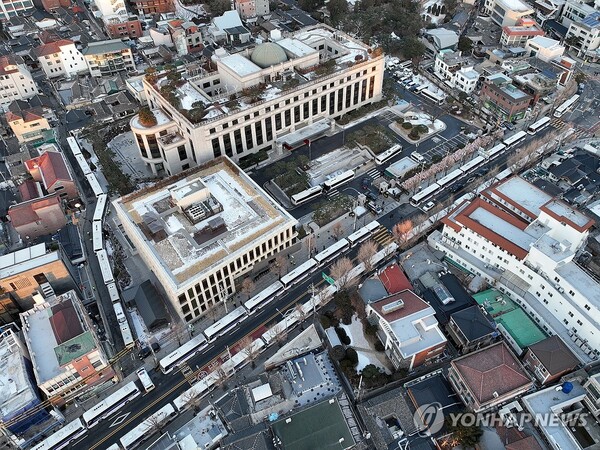 윤석열 대통령의 탄핵 심판 8차 변론을 앞둔 2월 13일 서울 종로구 헌법재판소 인근에 경찰 차벽이 설치돼 있다. /연합뉴스