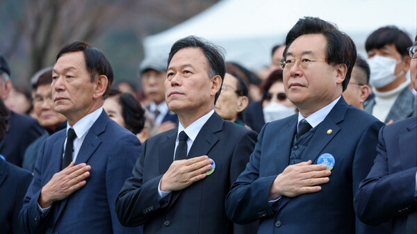 박상웅(맨 오른쪽) 국회의원이 15일 열린 3.15의거 기념식에서 애국가를 제창하고 있다. /박상웅 의원실