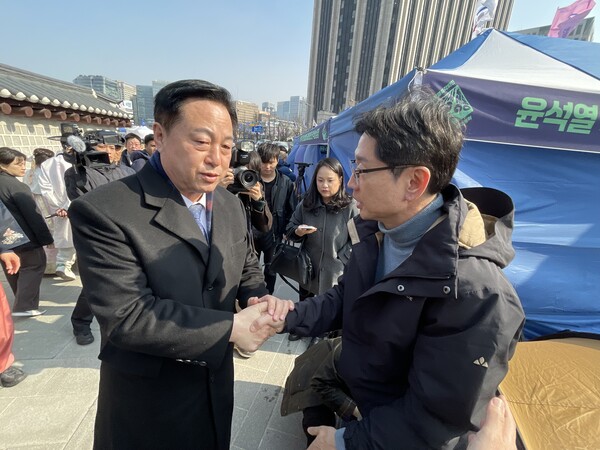김경수-김두관 전 경남도지사가 10일 오후 서울 광화문 인근 윤석열 탄핵 인용을 촉구하는 김경수 전 지사 단식 농성장에서 만나 대화를 나눈 뒤 헤어지고 있다. /김두천 기자