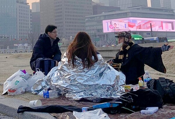 김경수(왼쪽) 전 경남도지사가 서울 광화문 윤석열 대통령 파면 촉구 단식 농성 2일째인 10일 오전 인근 노숙 농성자와 대화를 나누고 있다. /김경수 전 지사 누리소통망