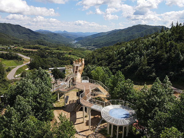 거창산림레포츠파크가 25일 개장한다. 백두대간 수려한 자연경관을 한눈에 담을 자연치유 명소가 기대된다. 트리탑 전경. /거창군