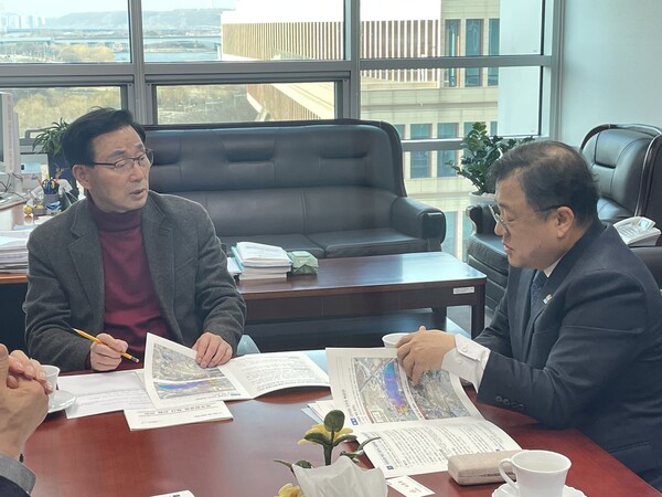 박명균(오른쪽) 경남도 행정부지사가 18일 국회에서 서천호 의원을 만나 사천공항 활성화와 기능 재편 등 경남지역 핵심 현안 사업에 협조를 구하고 있다. /김두천 기자