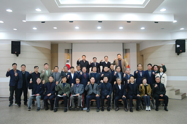 국민의힘 경남도당 주요 당직자들이 14일 4.2 재보궐 선거 선거대책회의를 한 뒤 기념촬영을 하고 있다. (두 번째 줄 가운데)진정원 경남FC 단장이 파이팅을 하고 있다. /국민의힘 경남도당