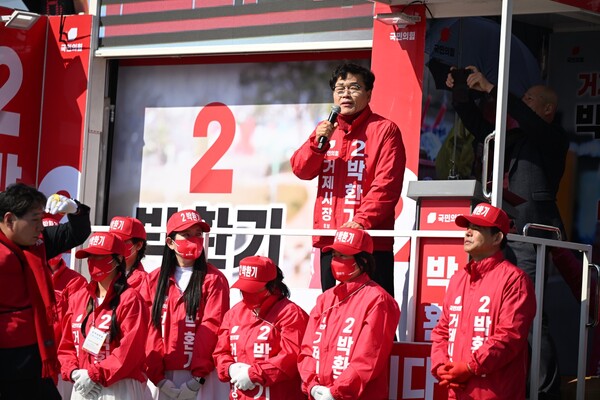 박환기 국민의힘 후보가 20일 오후 고현시장 앞 사거리에서 출정식을 열고 지지를 호소하고 있다. /박환기 후보 캠프