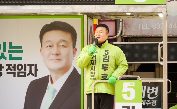 김두호 무소속 후보가 20일 오후 고현시장 앞 사거리에서 유세에 나서 지지를 호소하고 있다. /김두호 후보 선거캠프