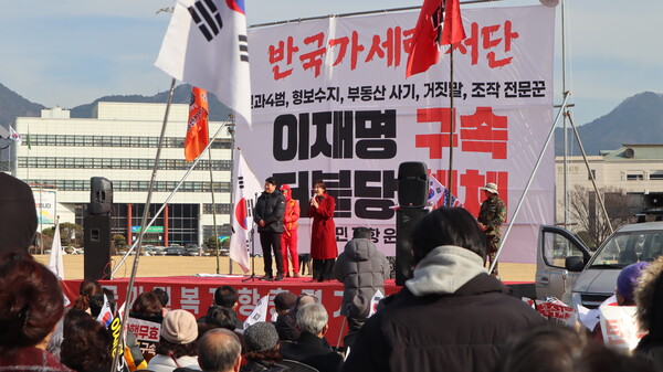 김유상(왼쪽), 이미애 김해시의원이 19일 창원시청광장에서 열린 윤석열 대통령 탄핵 반대 집회에 참석해 발언하고 있다. /최환석 기자