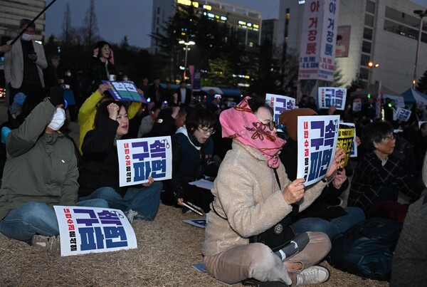윤석열 대통령 탄핵 촉구 시민대회가 21일 오후 6시 30분 창원시청광장에서 열렸다. /김구연 기자