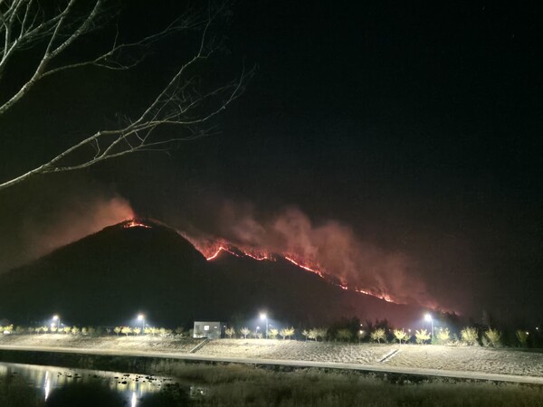 산청 시천면 산불이 22일 두 번째 야간산불 대응 진화작업에 들어갔다. 7시 30분 현재 산청군 시천면 일대 산불 모습. /김태섭 기자