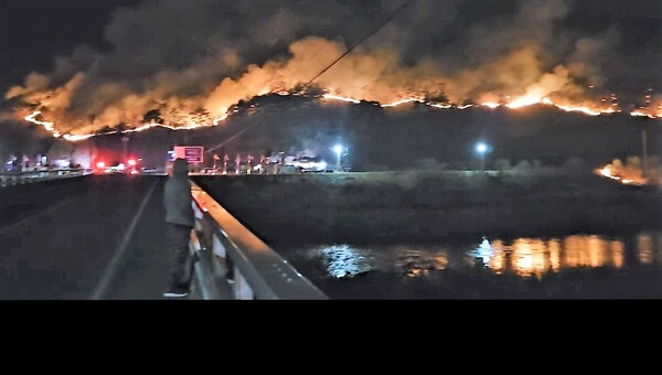 하동군 옥종면 두양마을 방향으로 산불이 확산하고 있다. /독자 제공