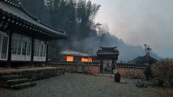 하동군 옥종면 두방리에 있는 경남도 문화재자료 두방재의 일부 건물이 불에 탔다. /하동군
