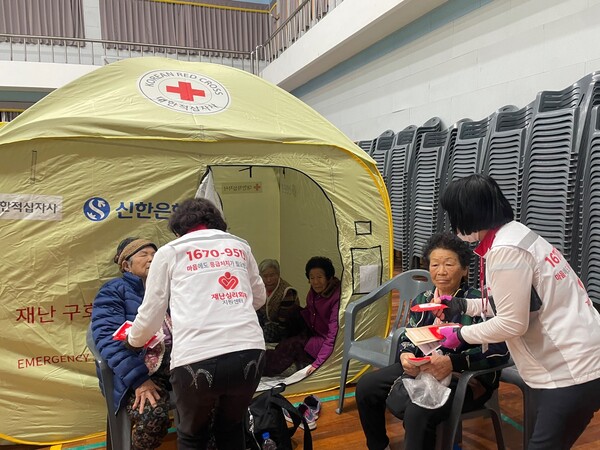 경남적십자사 관계자가 산청군 시천면 산불 현장에서 긴급구호 활동을 전개하고 있다. /경남적십자사