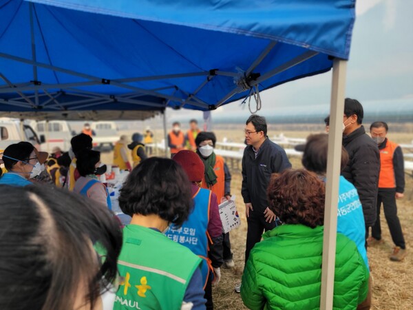 류길년 경남농협 본부장은 지난 22일·23일 이틀간 대형산불이 발생한 산청, 하동, 김해지역을 긴급히 찾아 피해 상황을 점검하고 손해를 입은 농민을 격려하고 있다. /경남농협