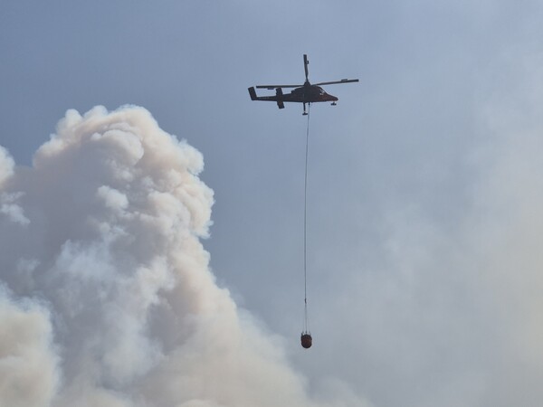 산청 시천면 산불 진화작업이 사흘째 이어지고 있다. 21일 오후 3시 26분께 발생한 산불은 23일 오후 4시 기준 70% 진화율을 보이고 있다. 헬기가 산불을 끄고 있다. /김태섭 기자