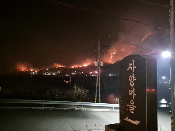 산불은 22일 오전 진화율 75%를 보이며 주불 진압까지 목전에 두고 있지만, 오후 들며 바람이 다시 거세지고 헬기가 철수하자 인근 마을로 확산했다. 22일 오후 9시께 산청군 단성면 자양마을 입구에서 본 산불 모습. /김태섭 기자