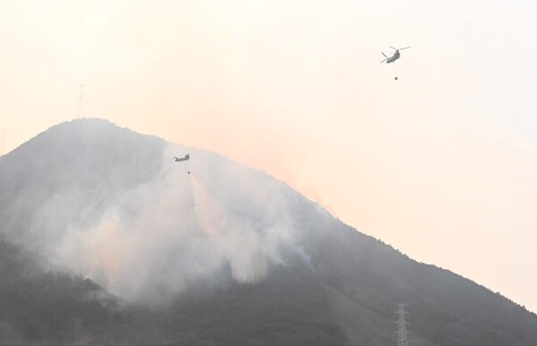 21일 산청군 시천면에서 시작된 산불이 산청군 단성면 자양리와 하동군 옥종면 두양리 경계 지점까지 번졌다. 23일 산청군 단성면 자양리 산에서 헬기가 물을 뿌리고 있다. /김구연 기자