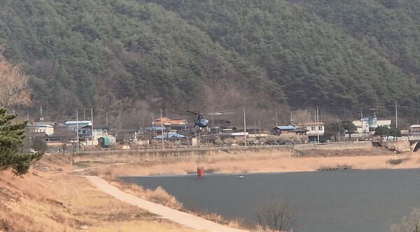 23일 오후 2시께 덕산약초시장 인근 시천천 일대에서 산불 진화에 투입된 헬기가 물을 퍼 올리고 있다. /김태섭 기자