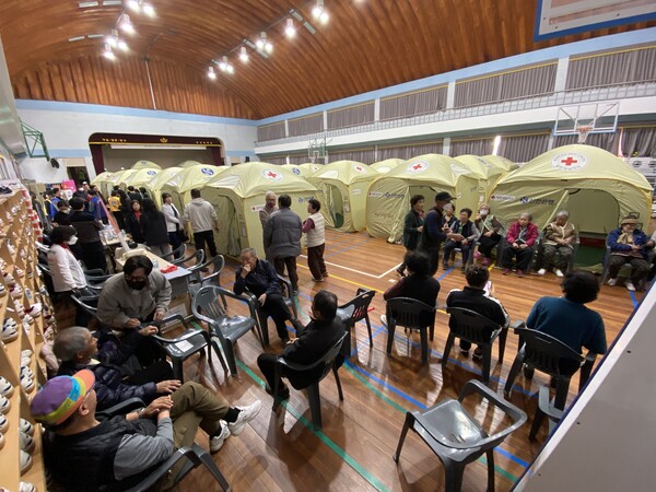 산불 현장에서 몸을 피한 산청 주민들이 정부가 마련한 대피소에서 생활하고 있다. /산청군