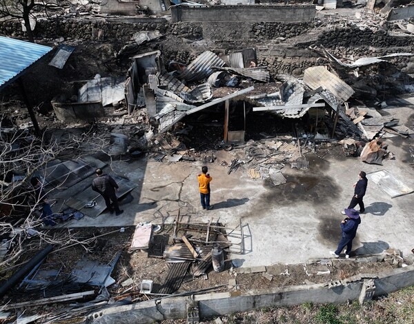 경남 산청군에서 발생한 산불 사흘째인 23일 경남 산청군 시천면 외공마을에 주택이 불이 타 주민들이 걱정스럽게 바라보고 있다. /연합뉴스