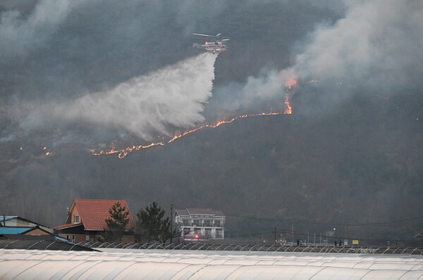 21일 산청군 시천면에서 시작된 산불은 다음날 산청군 단성면 자양리와 하동군 옥종면 두양리 경계 지점까지 번졌다. 헬기가 22일 오후 물을 뿌리고 있다. /김구연 기자