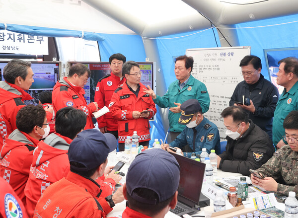 박완수 경남도지사 등 산청 산불 현장통합지휘본부 관계자들이 23일 오후 회의를 하고 있다. /경남도 