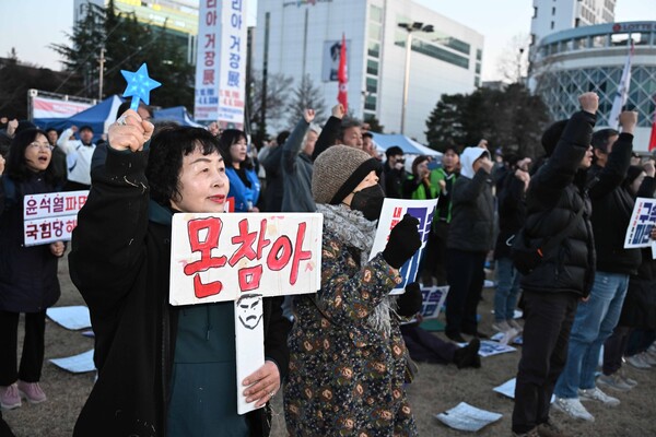 17일 창원시청광장에서 윤석열 대통령 탄핵 촉구 집회가 열렸다. 한 시민이 구호를 외치고 있다. /김구연 기자