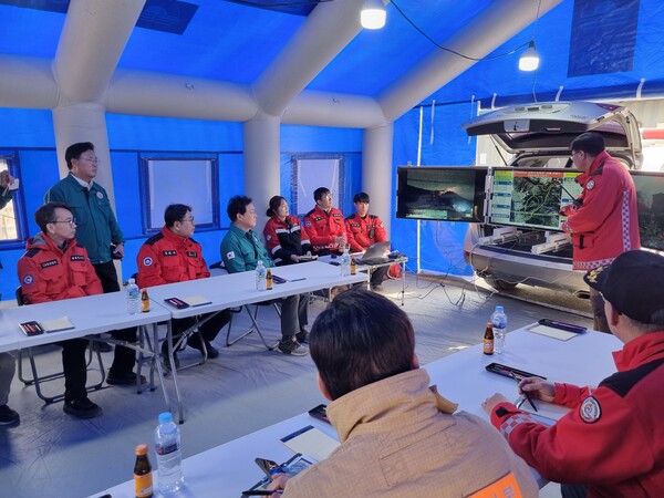 박완수 경남도지사가 24일 오전 10시께 산불 대응 2단계인 김해시 한림면 안곡리 산불 현장을 찾아 "산불이 완전 진화될 때가지 헬기를 지원하겠다"고 약속했다. /이수경 기자