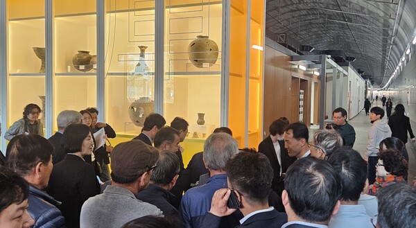 24일 오후 함안군 산인면 모곡터널에서 열린 '영남권역 예담고' 개관식에 참석한 관계자와 주민들이 문을 연 예담고를 둘러보고 있다. /유은상 기자 