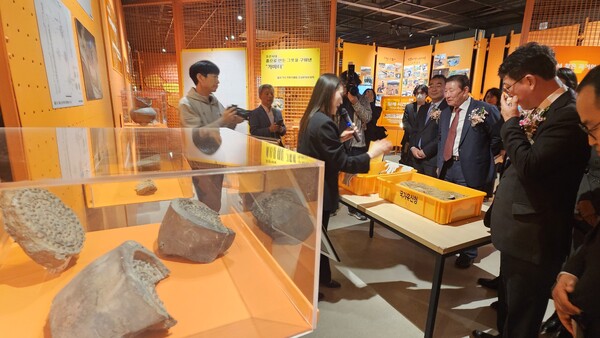 24일 오후 함안군 산인면 모곡터널에서 열린 '영남권역 예담고' 개관식에 참석한 관계자와 주민들이 문을 연 예담고를 둘러보고 있다. /유은상 기자 