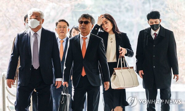 윤석열 대통령 측 변호인단이 24일 서울 서초구 서울중앙지방법원에서 열린 윤석열 대통령 내란수괴 혐의 2차 공판준비기일에 출석하고 있다. /연합뉴스