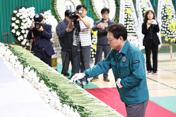 박완수 도지사는 24일 오후 창녕군민체육관에 마련된 산청 산불 사고 순직자 합동분향소를 찾아 조문하고 유가족을 위로했다. 이번 산불 사고로 현장 진화 작업에 투입된 진화대원 3명과 공무원 1명이 순직했다. 박 지사는 조문록에 '희생이 헛되지 않도록 힘쓰겠습니다'라고 남겼으며 "현장에서 맡은 책임을 끝까지 다한 분들"이라면서 "도에서도 필요한 지원을 이어가겠다"고 말했다. /경남도