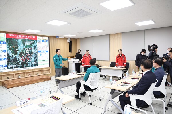 박완수 도지사가 24일 오후 산불 피해로 주민들이 대피 중인 산청군 단성중학교를 찾아 현장을 점검하고 주민들을 위로했다. 박 지사는 "갑작스러운 산불로 삶의 터전을 벗어나 힘든 시간을 보내고 계신 만큼 도에서도 끝까지 책임지고 함께하겠다"고 말했다. 이어 박 지사는 현장에서 산불 피해 현황과 대응 상황을 설명하고 정부·지자체 간 협력 강화도 강조했다. /경남도