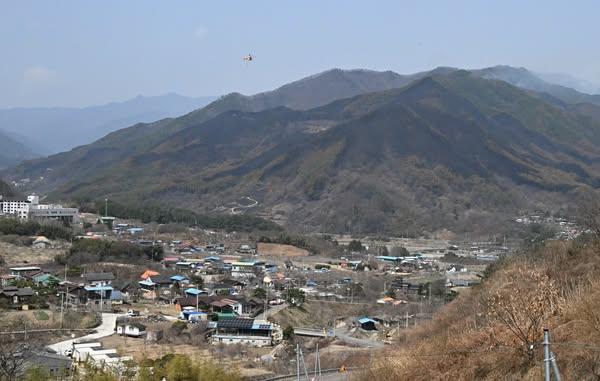 대형 산불로 24일 산청군 시천면 일대 산이 검게 변해 있다. /김구연 기자